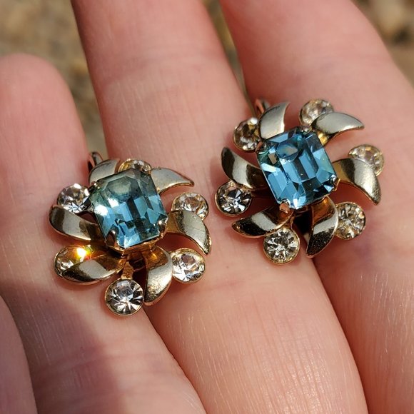 VINTAGE Faux Blue Topaz and Clear Rhinestone Screw Back Earrings by Coro - Picture 6 of 7